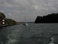 Inne i Bj�rnsundskanalen. Segelb�ten �r p� v�g ut mot havet i v�ster.