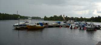 Vy �ver b�thamnen med Dal�lven nedstr�ms. I bakgrunden syns Avesta kyrka och landsv�gsbron �ver Avestaforsen.