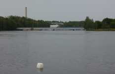 En n�rmare bild p� landsv�gsbron �ver Avestaforsen och delar av Avesta kraftverk i bakgrunden.