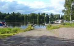 Trailerrampen vid Avesta B�tclub med delar av b�thamnen och Dal�lven i bakgrunden.