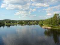 Dal�lven nedstr�ms med F�ggeby g�stbrygga till h�ger.