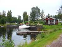 Insj�ns B�tklubbs g�sthamn med klubbstugan till h�ger och trailerrampen snett nedanf�r.