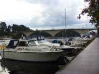 En n�rmare bild �ver landsv�gsbron och delar av Leksands b�thamn.