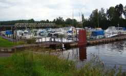 Vy �ver Leksands b�thamn med �sterdal�lven nedstr�ms. I bakgrunden syns j�rnv�gsbron.