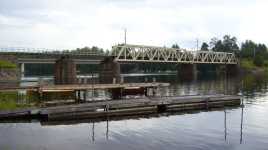 En n�rmare bild p� j�rnv�gsbron och Rv 70 bron som syns bakom j�rnv�gsbron.