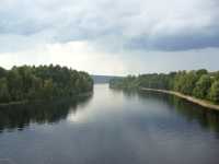 Vy �ver �sterdal�lven uppstr�ms mot �sterviken, Siljan, som syns i bakrunden. Bilden tagen ifr�n landsv�gsbron.