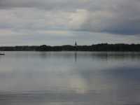 Vy �ver Bysj�n med By kyrka i bakrunden.