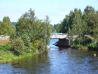 Inloppet till Korsn�s kanal fr�n Dal�lven. Landsv�gsbron har en segelfri h�jd p� 3,25 meter. Korsn�s kanal g�r fr�n Dal�lven til �sj�n.