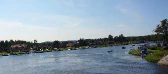 Dal�lven uppstr�ms mot Borl�nge. Till v�nster ses Restaurang �lvkanten.