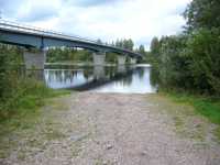 En n�rmare bild p� sj�s�ttningsrampen med landsv�gsbron i bakgrunden.