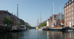 Christanshavns kanal sedd s�derut fr�n mitten