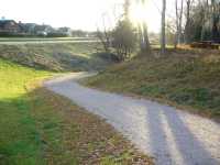 Ytterligare en bild p� grusv�gen ner till Djur�s �ngb�tsbrygga. V�gen till v�nster �r Rv71 mot Bj�rbo.
