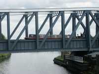 Norra delen av acveducten med en narrowboat som passerar