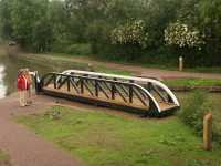 Den rekonstruerade sv�ngbron f�r g�ngare �ver kanalarmen till Market Harborough i Foxton