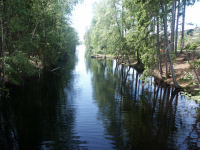 Kanalen sedd sderut frm bron, med den lilla kajen p hger sida
