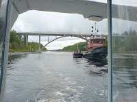 En bogserare med timmerflotte p� kanalen.