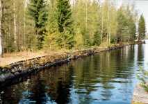 Kanallinjen motstr�ms. Den gamla stenv�ggen har delvis rasat.