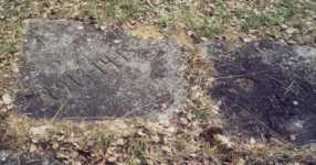En kanalsten n�ra porten (motstr�ms). Antagligen �r dessa siffror �rtalen 1913 - 1915.