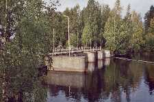Vattenkraftverkets damm och bro �ver H�yti�inen kanal.