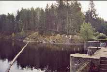 Strand vid kanalen och dammet.