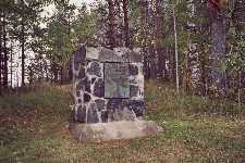Minnesm�rket av den stora skadan 1859  H�yti�inen sj�n sj�nk 9,5 meter och 17 000 hektar av strand blev torr.