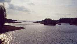 H�yti�inen kanal m�ter sj�n Pyh�selk�. Mynningen av Marjala kanal p� h�ger (syns inte).