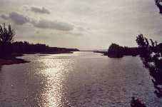 Sj�n Pyh�selk� syns i horisonten. H�yti�inen kanal �r inte segelbar.
