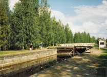 Jakokoski sluss och porten uppstr�ms. Den vita byggnaden bakom porten �r bron till sommarteatern.