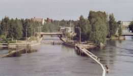 Kanaltornet och slussen i juni 2005.