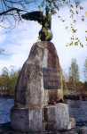 Minnesstenen med den ryska �rnen. Texten i minnesm�rken: Alexander II Pielis joen kanava 18741879.