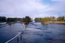 Joensuu kanalen och forsen L�nsikoski och en av stadens flera badstr�nder, Ilosaari, och restaurang Karjalan talo.