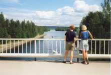 Kanavan yli kulkevalta sillalta alajuoksulle p�in otettu kuva. Taustalla n�kyy kaivannolla halkaistu Iitolansaari.