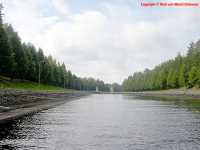 Pitk�ss� kanavassa sis�ll�. Taustalla yl�portti.