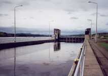 Slussen motstr�ms och �vre port. Vattenniv�n �r mycket h�g i �lven p� sommaren 2004.