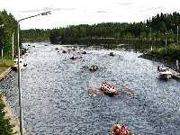 B�tarna har l�mnat slussen och forts�tter mot Joensuu.