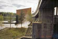 Vattenkraftverkets damm har �ppnats f�r vattenniv�n �r mycket h�g p� sommaren 2004.
