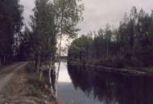 Kanallinjen motstr�ms och v�gen till kyrkbyn Eno. H�r syns ocks� bass�ngen f�r passerande skepp p� h�ger bakom bj�rkarna.