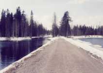 H�r syns att v�gen �r mycket smal  kanallinjen ligger p� v�nster och forsen l�g p� h�ger.