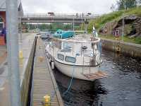 Ep�tavallinen tuokio kes�ll� 2006 Karjalankosken kanavalla. Sataa.