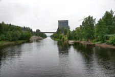Bron �r 16 meter h�g s� att kryssningsfartyg kan �ka genom kanalen.
