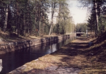 Timmerflottningsslussen byggdes 1917 till 1919 �ver den �ldsta slussen i Konnus.