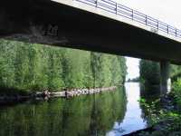 Alikulkukorkeus sillan alla on nelj� metri�.