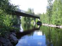 Maantiesilta on kanavan keskiosan yll�.