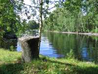 Etualalla muistona menneest� ajasta tukeva kivipollari.
