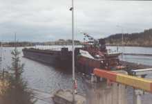 Bogserb�ten Parkko och en pr�m l�mnar Kuurna slussen.