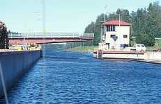 Landsv�gsbron �ver kanalen h�ller p� att �ppnas