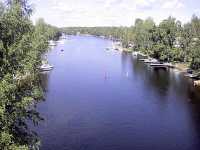 Oravi kanal sedd �t �ster fr�n landsv�gsbron. Det r�da huset p� h�ger sida mellan tr�den �r restaurangen och det finns vid bryggan br�nsledistribution. Det �r en mycket popular brygga bland b�tfolket