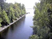 Kanalen sedd v�sterut fr�n landsv�gsbron. I bakgrunden ses Haukivesisj�n.