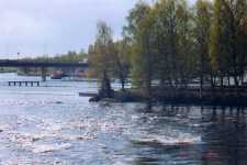 Minnesm�rket ligger p� kanal�n mellan forsen L�nsikoski och kanalen. 