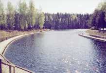Laivav�yl� my�t�virtaan p�in; koski on kuvassa oikealla.